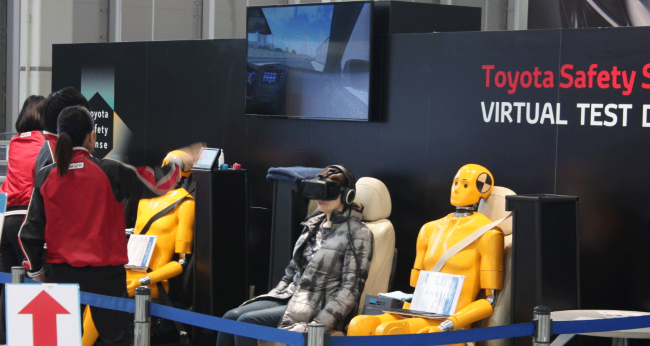 Тест-драйв автомобиля в очках виртуальной реальности